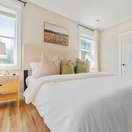 Brand New Cozy Modern W/hot Tub+movieroom 7 Min From Uptown Holiday home