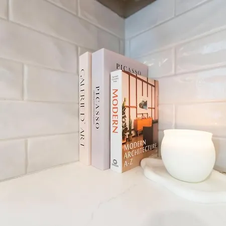 Brand New Cozy Modern W/hot Tub+movieroom 7 Min From Uptown Holiday home *