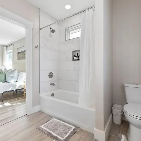 Holiday home Brand New Cozy Modern W/hot Tub+movieroom 7 Min From Uptown Charlotte