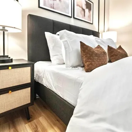Brand New Cozy Modern W/hot Tub+movieroom 7 Min From Uptown Holiday home