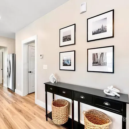 Brand New Cozy Modern W/hot Tub+movieroom 7 Min From Uptown * Charlotte