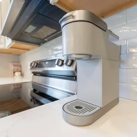 Brand New Cozy Modern W/hot Tub+movieroom 7 Min From Uptown Holiday home *