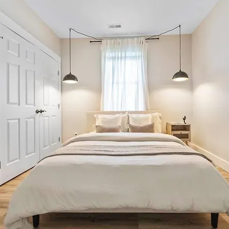 Brand New Cozy Modern W/hot Tub+movieroom 7 Min From Uptown Holiday home Charlotte
