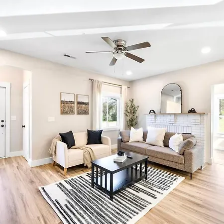 Brand New Cozy Modern W/hot Tub+movieroom 7 Min From Uptown Holiday home