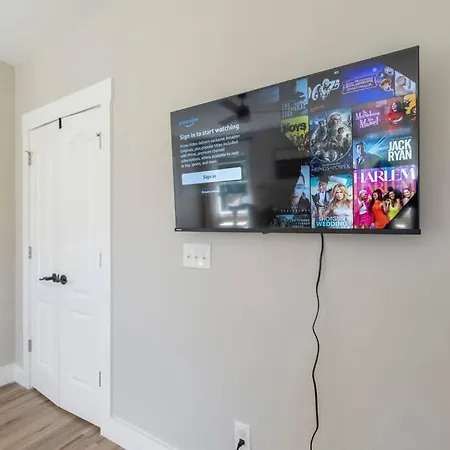 Holiday home Brand New Cozy Modern W/hot Tub+movieroom 7 Min From Uptown