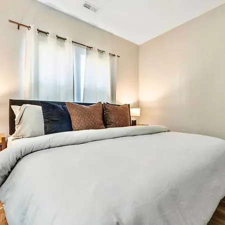 Brand New Cozy Modern W/hot Tub+movieroom 7 Min From Uptown Charlotte