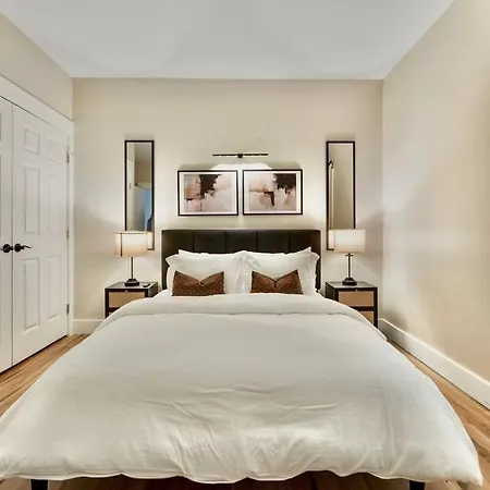 Brand New Cozy Modern W/hot Tub+movieroom 7 Min From Uptown Holiday home