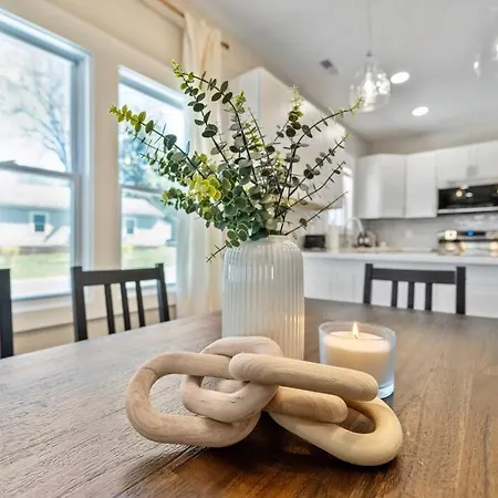 Brand New Cozy Modern W/hot Tub+movieroom 7 Min From Uptown *