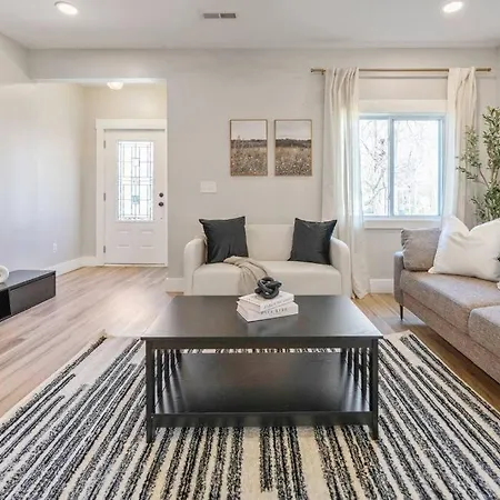 Brand New Cozy Modern W/hot Tub+movieroom 7 Min From Uptown Holiday home