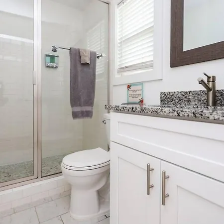 Holiday home & Tiny With Private Fenced Yard Charlotte