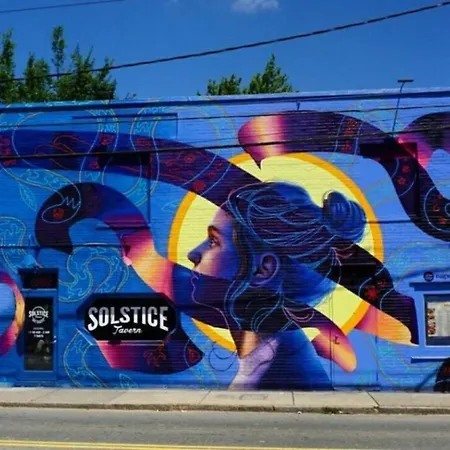 Holiday home & Tiny With Private Fenced Yard