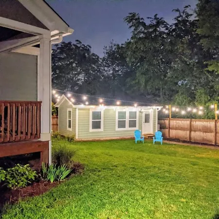 & Tiny With Private Fenced Yard Holiday home *