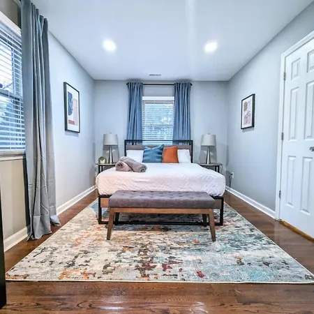 Spacious With Work Space, Firepit, Bbq Grill Holiday home Charlotte