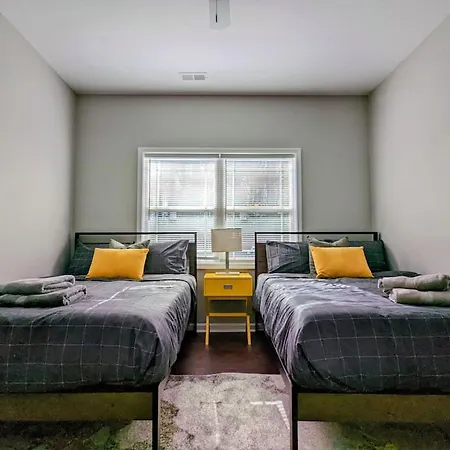 Spacious Family Friendly With Large Fenced In Yard Holiday home