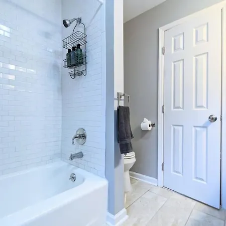 Spacious With Work Space, Firepit, Bbq Grill Charlotte