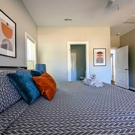 Spacious Family Friendly With Large Fenced In Yard Holiday home Charlotte