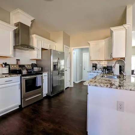 Spacious Family Friendly With Large Fenced In Yard *