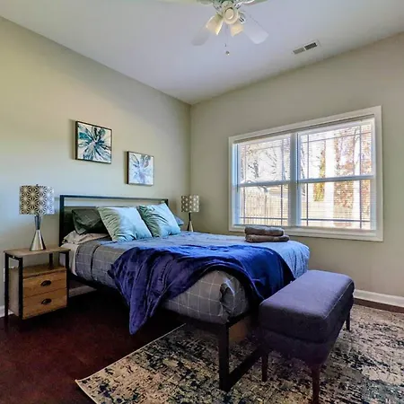 Spacious Family Friendly With Large Fenced In Yard Holiday home *