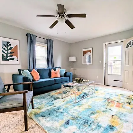 Spacious With Work Space, Firepit, Bbq Grill Holiday home Charlotte