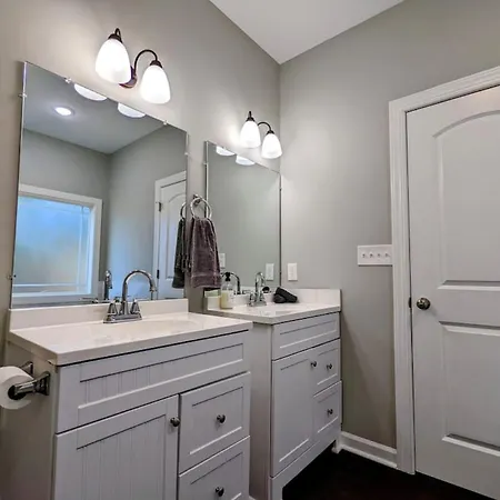 Spacious Family Friendly With Large Fenced In Yard Charlotte