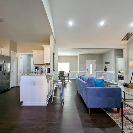 Spacious Family Friendly With Large Fenced In Yard *