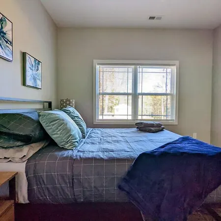 Spacious Family Friendly With Large Fenced In Yard Holiday home