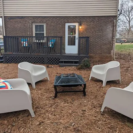 Spacious With Work Space, Firepit, Bbq Grill Holiday home Charlotte