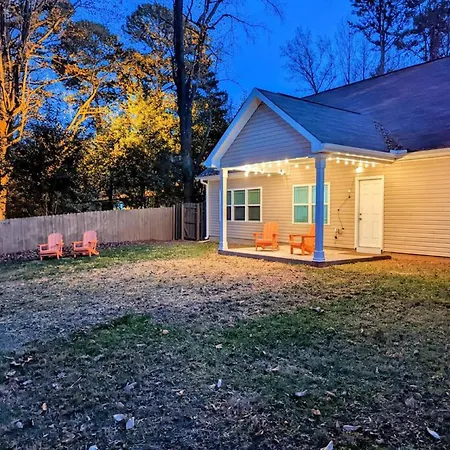 Spacious Family Friendly With Large Fenced In Yard Holiday home Charlotte