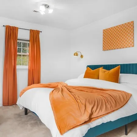 Holiday home 5bd Vibrant Haven: Basketball - 10mins To Airport