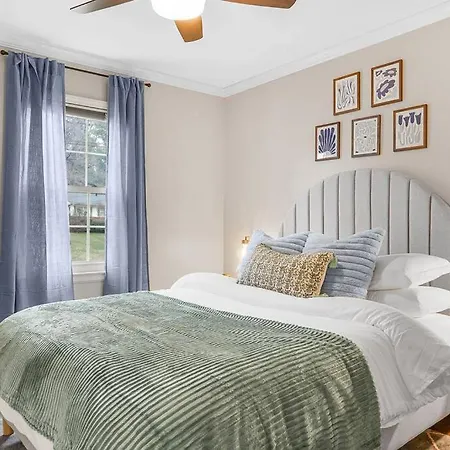Holiday home 5bd Vibrant Haven: Basketball - 10mins To Airport *