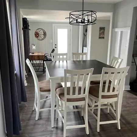 Newly Renovated Cute 3 Bedroom 2 Bath Holiday home *