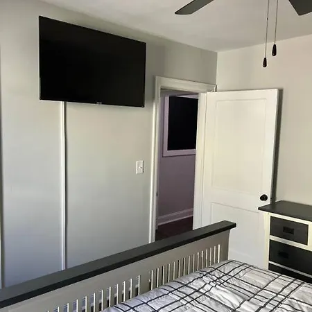 Holiday home Newly Renovated Cute 3 Bedroom 2 Bath *