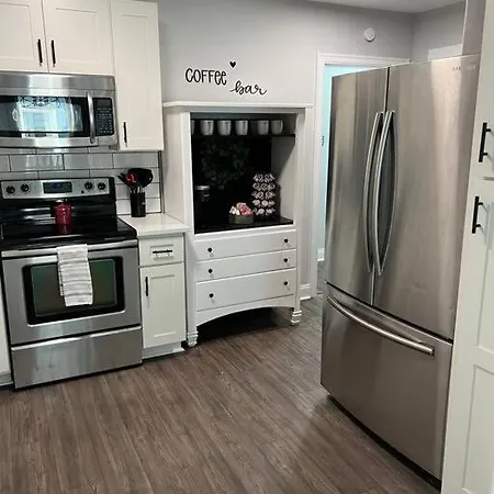 Newly Renovated Cute 3 Bedroom 2 Bath