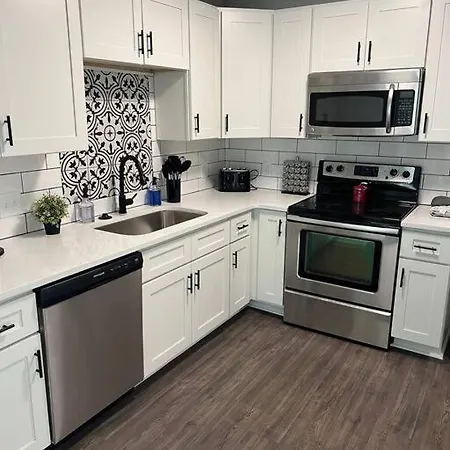 Newly Renovated Cute 3 Bedroom 2 Bath *