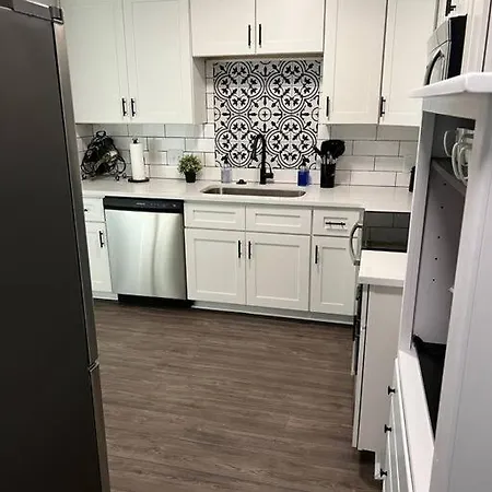 Newly Renovated Cute 3 Bedroom 2 Bath Holiday home *