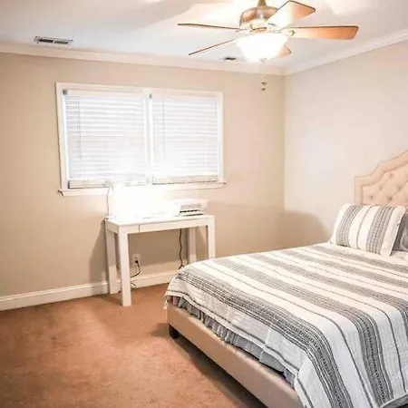 Cozy - 2 Bedroom Townhome Getaway - Plaza Midwood