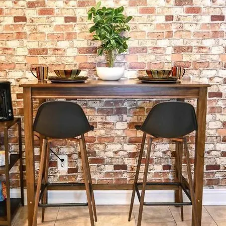 Cozy - 2 Bedroom Townhome Getaway - Plaza Midwood Apartment