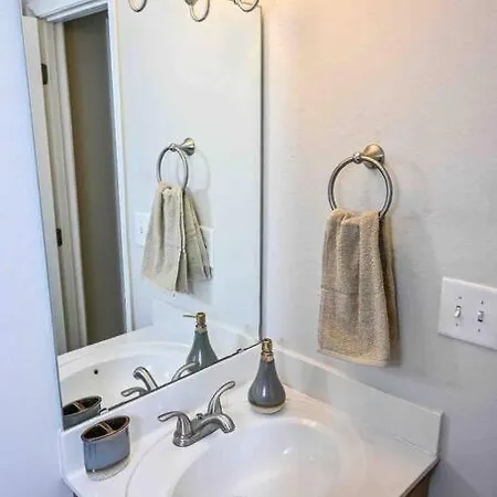 Cozy - 2 Bedroom Townhome Getaway - Plaza Midwood Apartment