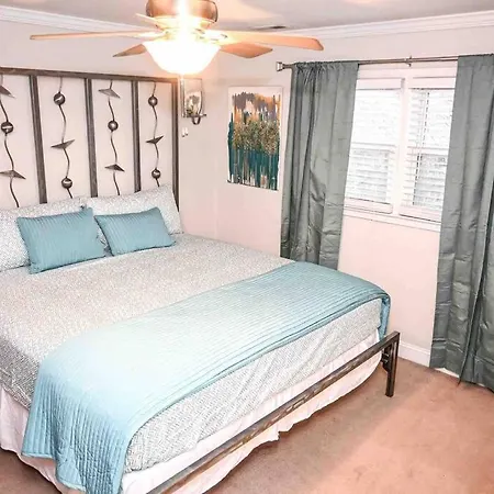 Cozy - 2 Bedroom Townhome Getaway - Plaza Midwood Apartment