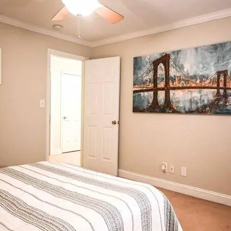 Cozy - 2 Bedroom Townhome Getaway - Plaza Midwood *