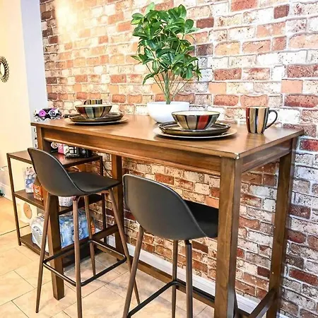 Cozy - 2 Bedroom Townhome Getaway - Plaza Midwood *
