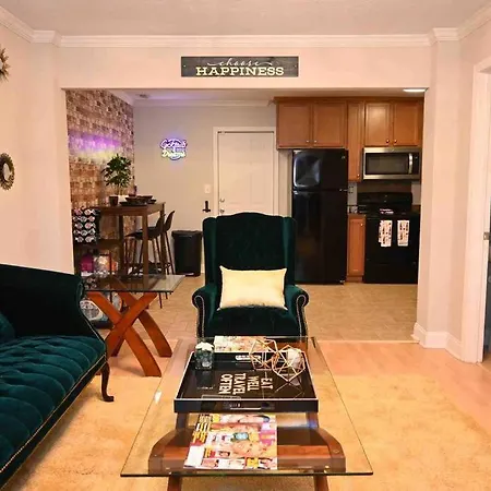 Cozy - 2 Bedroom Townhome Getaway - Plaza Midwood Apartment *