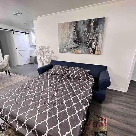 4 Bedroom - 5 Min To Uptown Holiday home