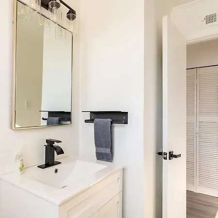 4 Bedroom - 5 Min To Uptown Holiday home *