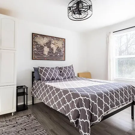 4 Bedroom - 5 Min To Uptown Holiday home *