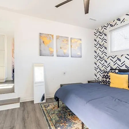 4 Bedroom - 5 Min To Uptown Holiday home *