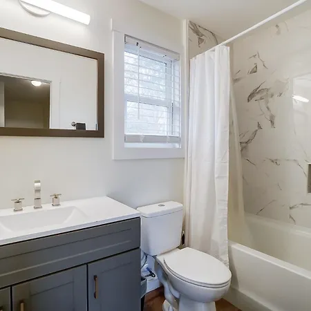 Chic Stunner In Uptown King W Hot Tub! Holiday home