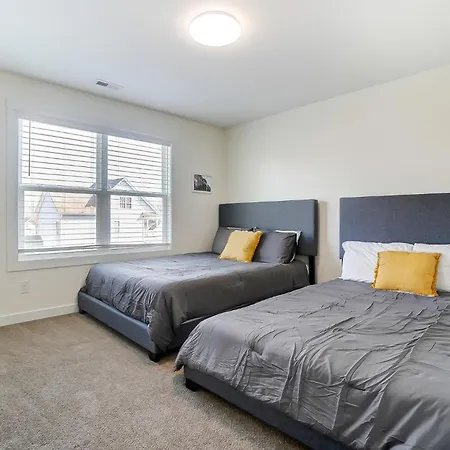 Holiday home Chic Stunner In Uptown King W Hot Tub! Charlotte