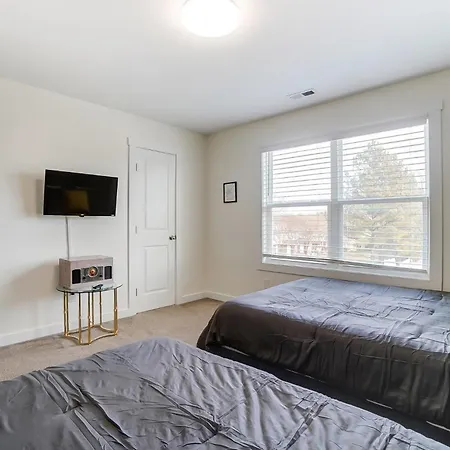 Holiday home Chic Stunner In Uptown King W Hot Tub! *