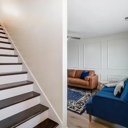 Holiday home Chic Stunner In Uptown King W Hot Tub! *